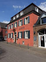 Lechenich, Husarenquartier in der Schlostrae, das zweigeschossige Wohnhaus mit Mansarddach und Dachgauben wurde im Barockstil 1765 als Standquartier der kurfrstlichen berittenen Landgendarmerie erbaut (04.05.2016)