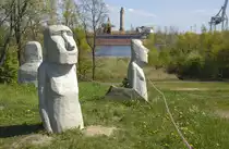 Steinfiguren am Fort Zachodni in Świnoujście (Swinem�nde). Aufnahme: 6. Mai 2016.