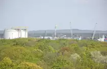 Das Fl�ssiggasterminal Świnoujście (Swinem�nde) vom Hochbunker �Goeben� aus gesehen. Aufnahme: 7. Mai 2016.