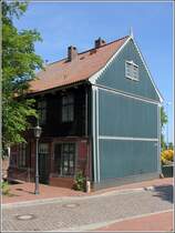 Stade. Das Baumhaus und sein beim Stadtbrand von 1659 zerstrter Vorgngerbau diente in frheren Jahrhunderten dem Hafenaufseher als Amtstube. Er konnte mit einem groen Baum die Zufahrt zum Hansehafen ffnen bzw. schlieen. Bei diesem Baum ist nicht an eine Pflanze sondern an den auch auf Segelschiffen bekannten horizontal angebrachten  Balken  zu denken. Heute ist in diesem Haus ein kleines Museum untergebracht. 13.05.2016