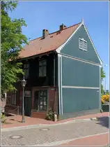Stade. Das Baumhaus und sein beim Stadtbrand von 1659 zerst�rter Vorg�ngerbau diente in fr�heren Jahrhunderten dem Hafenaufseher als Amtstube. Er konnte mit einem gro�en Baum die Zufahrt zum Hansehafen �ffnen bzw. schlie�en. Bei diesem Baum ist nicht an eine Pflanze sondern an den auch auf Segelschiffen bekannten horizontal angebrachten  Balken  zu denken. Heute ist in diesem Haus ein kleines Museum untergebracht. 13.05.2016