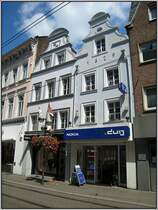 Einer der offenbar unvermeidlichen Handy-L�den in historischen Mauern, gesehen in der Innenstadt von Neuss am 03.08.2007.