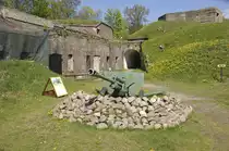 Die Westbatterie (Fort Zachodni) in Świnoujście (Swinem�nde). Anfang 1945 nahm das Fort aktiv an den K�mpfen um Stettin und Swinem�nde teil. Danach zerst�rten die Besatzungen die Waffen und lie�en sich �ber die Ostsee evakuieren. Nach dem Krieg nutzte das sowjetische Milit�r die Westbatterie. 1962 wurde sie der Stadt �bergeben. Aufnahme: 6. Mai 2016.