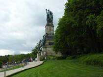 RDESHEIM und das NIEDERWALD-DENKMAL hoch ber der Weinstadt am 15.5.2016-
am 28.9.1883 eingeweiht sollte es an die Einigung Deutschlands 1871 erinnern.
Seit 2002 ist es Teil des UNESCO-Welterbes  Oberes Mittelrheintal  und eine
Fahrt mit der Gondel-Seilbahn hinauf auf die Anhhe hoch ber dem Rhein-Stdtchen
ist einfach nur traumhaft...