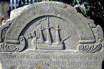 Historisches Grabstein am St. Clemens Friedhof auf der Insel Amrum. Bild vom Dia. Aufnahme: August 1999.  Die Grabsteine auf der Insel Amrum werden auch sprechende Grabsteine genannt, da die in den Stein gemeielten Inschriften aus dem Leben der Verstorbenen berichten.