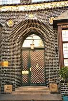 Lneburg, Altstadt. Tr zur IHK (Backstein-Giebelhaus), Aufnahme Frhjahr 2003