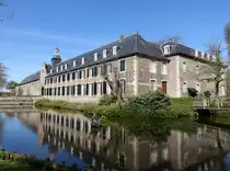 Schloss Wijnandsrade, drei Fl�geln um einen Innenhof, erbaut von 1554 bis 1563 (05.05.2016)