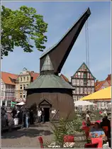 Stade. Am Fischmarkt steht der Holzkran am Kai des Hansehafens. 12.05.2016