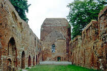 Eldena Klosterruine mit 1968 eingebauter Freilichtbhne. Bild vom Dia. Aufnahme: August 2001.