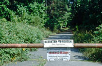 Die gesamte Denkmallandschaft Karlshagen – Peenemnde ist ffentlich zugnglich. Ausgenommen sonder aber die Sperrgebiete wg. Munitionsresten Bild vom Dia. Aufnahme: August 2001.