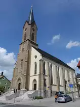Gefrees, Ev. Stadtpfarrkirche St. Johannes, Neugotische Hallenkirche mit eingezogenem Chor, S�dturm mit Spitzhelm, erbaut von 1876 bis 1879 von Bauamtmann Josef K�hle (21.05.2016)