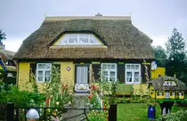 Buntes Reetdachhaus  Im Ostseebad Prerow auf Dar� - und kleine Miniatur-Nachbildung des Hauses als Briefkasten. Bild vom Dia. Aufnahme: August 2001.