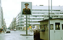 Checkpoint Charlie in Berlin. Bild vom DIa. Aufnahme: Juni 2001.