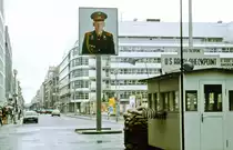 Checkpoint Charlie in Berlin. Bild vom DIa. Aufnahme: Juni 2001.