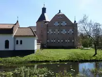 Haelen, Kasteel Aldengoor mit rundem Backsteinturm aus dem 15. Jahrhundert, Wohnfl�gel erbaut im 18. Jahrhundert (05.05.2016)