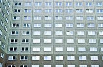 Plattenbau in Berlin-Lichtenberg. Bild vom Dia.Aufnahme: Juni 2001.