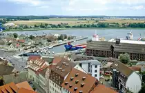 Wolgast und Peenestrom von der Sankt Petri-Kirche aus gesehen. Bild vom Dia. Aufnahme: Juli 2001.