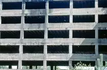 Ruinen von Prora.Im Komplex sollten durch die Organisation Kraft durch Freude 20.000 Menschen gleichzeitig Urlaub machen k�nnen. Nach dem Beginn des Zweiten Weltkrieges wurden die Bauarbeiten eingestellt. 
Bild vom Dia. Aufnahme: August 2001.