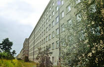 Der Koloss von Prosa im Antlitz der ehemaligen NVA-Kaserne von der Meerseite. Bild vom Dia. Aufnahme: August 2001.