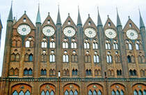 Das Wahrzeichen von Stralsund: das Rathaus am Alten Markt. Bild vom Dia. Aufnahme: August 2001.