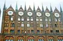 Das Wahrzeichen von Stralsund: das Rathaus am Alten Markt. Bild vom Dia. Aufnahme: August 2001.