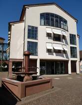 Gundelfingen, das Rathaus der ca. 12.000 Einwohner zhlenden Gemeinde unmittelbar neben Freiburg, April 2016