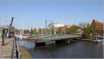 Bremerhaven. Die 1862 gebaute Drehbrcke ber den Hauptkanal wird geffnet. 07.05.2016