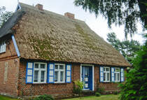 Reetdachhaus im Ostseebad Prerow auf der Halbinsel Fischland-Dar-Zingst. Bild vom Dia. Aufnahme: August 2001.