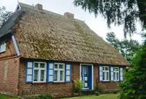 Reetdachhaus im Ostseebad Prerow auf der Halbinsel Fischland-Dar�-Zingst. Bild vom Dia. Aufnahme: August 2001.
