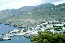 Blick auf Hora Sfakion an der Sdkste Kretas. Bild vom Dia. Aufnahme: April 1999.