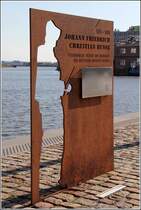 Bremerhaven. Auf der Forschermeile am Hauptkanal wird mit derartigen Stahlstelen an fnf mit Bremerhaven verbundene Persnlichkeiten erinnert. Hier an Friedrich Busse, Fischhndler, Reeder und Begrnder der deutschen Hochseefischerei. Die weiteren geehrten Persnlichkeiten sind Alfred Wegener, Friedrich Wilhelm Sander, Adolf Buchholz und Georg Wilhelm Claussen. 07.05.2016