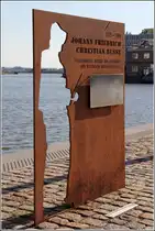 Bremerhaven. Auf der Forschermeile am Hauptkanal wird mit derartigen Stahlstelen an f�nf mit Bremerhaven verbundene Pers�nlichkeiten erinnert. Hier an Friedrich Busse, Fischh�ndler, Reeder und Begr�nder der deutschen Hochseefischerei. Die weiteren geehrten Pers�nlichkeiten sind Alfred Wegener, Friedrich Wilhelm Sander, Adolf Buchholz und Georg Wilhelm Claussen. 07.05.2016