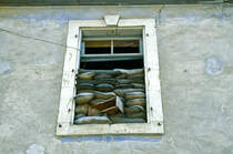 Sandscke in einem verlassenen Haus als Schiestand in der geteilten Stadt Nicosia. Bild vom Dia. Aufnahme: April 1995.