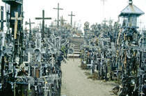 Der Berg der Kreuze ist ein katholischer Wallfahrtsort  12 Kilometer nrdlich von iauliai in Litauen. Bild vom Dia. Aufnahme: Mrz 1995.