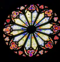 Wei�emburg (Wissembourg), eine prachtvolle Fensterrosette in der Kirche St.Peter und Paul, Sept.2015