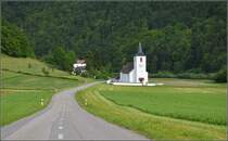 In Ocourt hat man die Kirche nicht im Dorf gelassen. Saint-Valbert sticht wunderhbsch aus der vielen Landschaft raus. Im tief eingeschnittenen Doubstal gibt es fast nur Landschaft. Mai 2016.