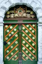 T�r des Schwarzh�upterhauses in Tallinns Altstadt. Bild vom Dia. Aufnahme: M�rz 2005.