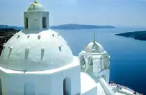 Blick �ber die Kirchen von Thira auf der Insel Santorin. Bild vom Dia. Aufnahme: Juni 1992.