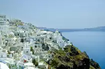 Blick in s�dlicher Richtung auf Thira auf der Insel Santorin. Bild vom Dia. Aufnahme: Juni 1992.