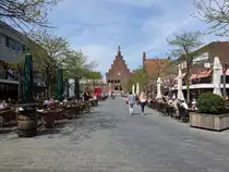 Marktplatz mit altem Rathaus von Waalwijk (06.05.2016)
