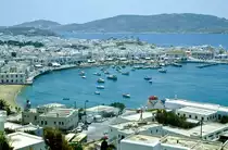 Blick auf Mykonos Stadt. Bild vom Dia. Aufnahme: Juni 1992.