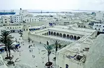 Blick von Turm des Ribat auf die Stadtmauer und die Medina von Sousse. Bild vom Dia. Aufnahme: M�rz 1997.