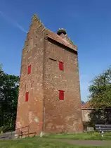 Megen, Gevangentoren, einziger Rest der Festung ist dieser Torturm mit Treppengiebeln aus der Mitte des 14. Jahrhundert (07.05.2016)