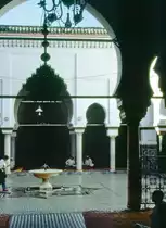 Blick in den Hof der Kairaouine-Moschee von F�s. Bild vom Dia. Aufnahme: November 1996.