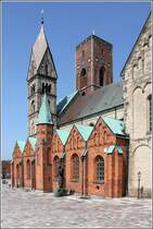 Ribe. Von der Sdseite wird der Stilmix des Domes deutlich. Der ursprnglich romanische Bauwerk wurde gotisch erweitert. 31.05.2016