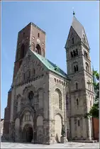 Ribe. Die Westseite des Domes mit einem gotischen und einem romanischen Turm. Ribe ist die �lteste Stadt Skandinaviens. 31.05.2015