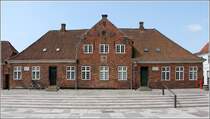 Ribe. Gegenber dem Hauptportal des Domes steht die alte Domschule von 1724. 31.05.2016