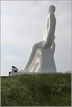 Esbjerg. „Mennesket ved havet“ oder auf deutsch „Der Mensch am Meer“ heien diese vier 1995 vom Knstler Svend Wiig Hansen aus wei gestrichenem Beton gestalteten Figuren. 31.05.2016 