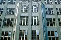 Fenster mit Gitter an der ehemaligen Berliner Mauer. Bild vom Dia. Aufnahme: Oktober 1992.