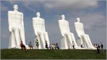 Esbjerg. „Mennesket ved havet“ oder auf deutsch „Der Mensch am Meer“ heien diese vier 1995 vom Knstler Svend Wiig Hansen aus wei gestrichenem Beton gestalteten Figuren. Die neun Meter hohe Skulpturengruppe ist inzwischen ein Wahrzeichen von Esbjerg. 31.05.2016 